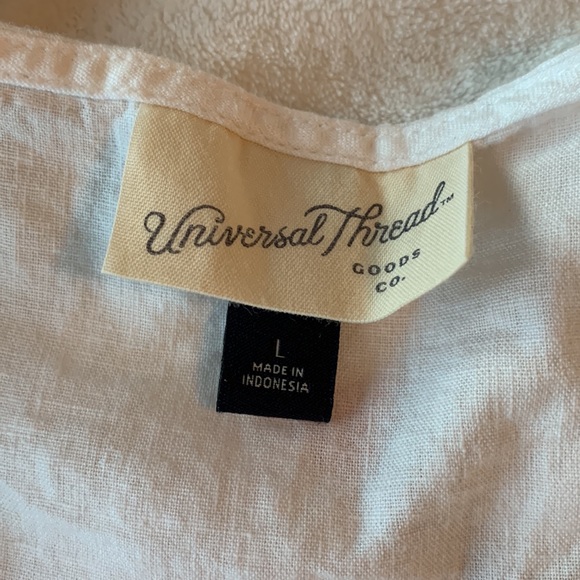 White top w/ buttons - Picture 2 of 4